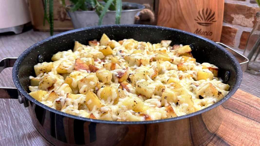 Κοτόπουλο ψητές πατάτες, λουκάνικο και κίτρινο τυρί.