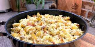 Κοτόπουλο ψητές πατάτες, λουκάνικο και κίτρινο τυρί.