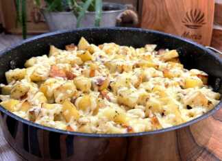 Κοτόπουλο ψητές πατάτες, λουκάνικο και κίτρινο τυρί.