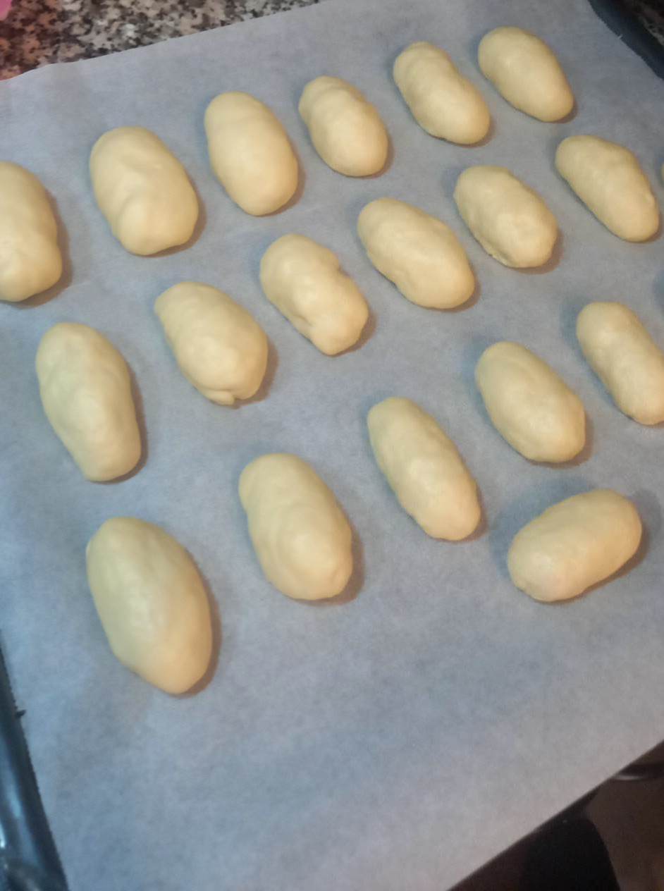 Λουκανικοπιτάκια γεμιστά με ροζ σως