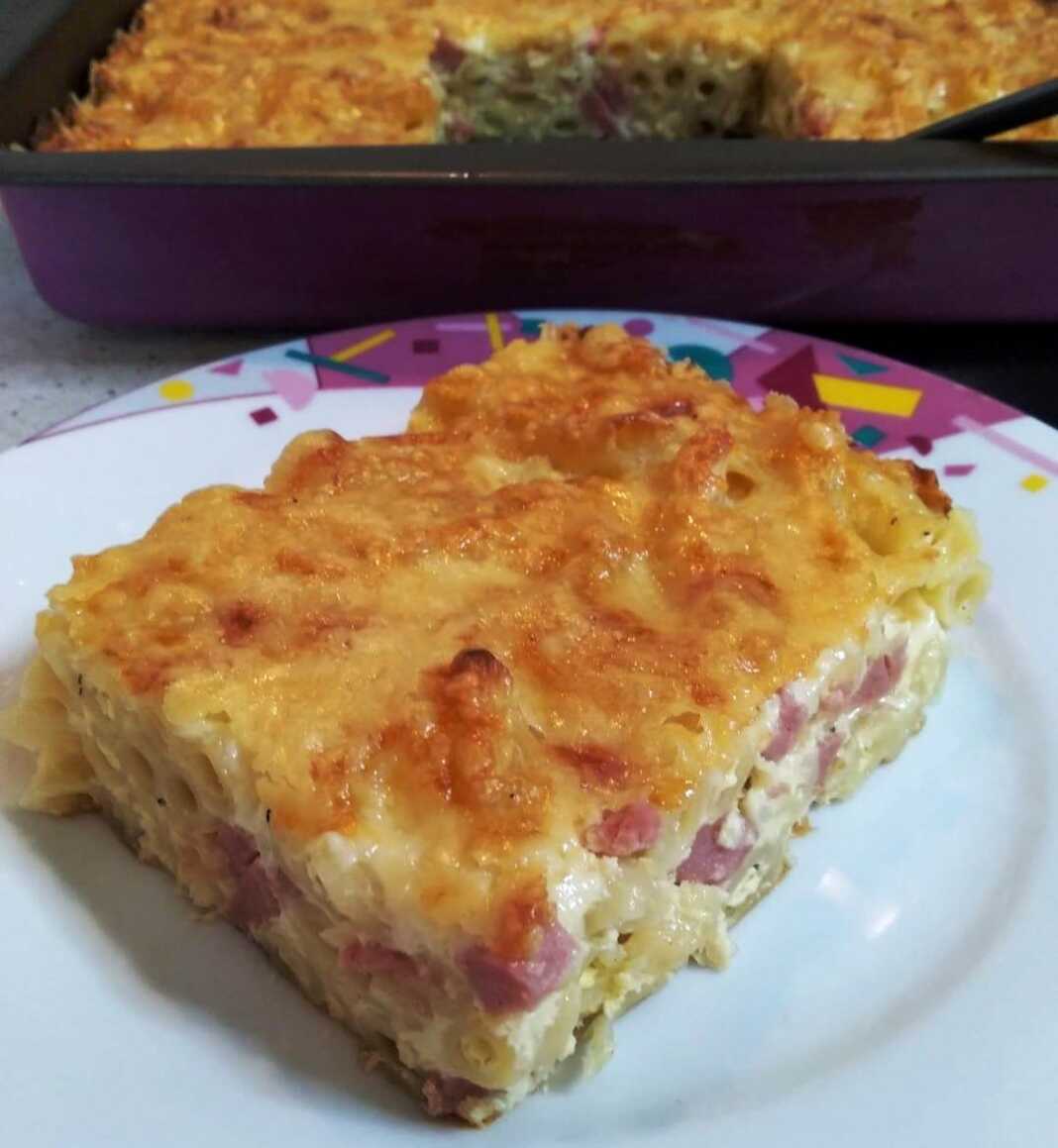 Μακαρονάδα φούρνου (σουφλέ) με χρυσαφένια κρούστα από λιωμένα τυριά, έτοιμη για σερβίρισμα.