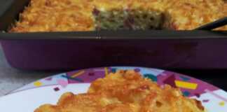 Μακαρονάδα φούρνου (σουφλέ) με χρυσαφένια κρούστα από λιωμένα τυριά, έτοιμη για σερβίρισμα.