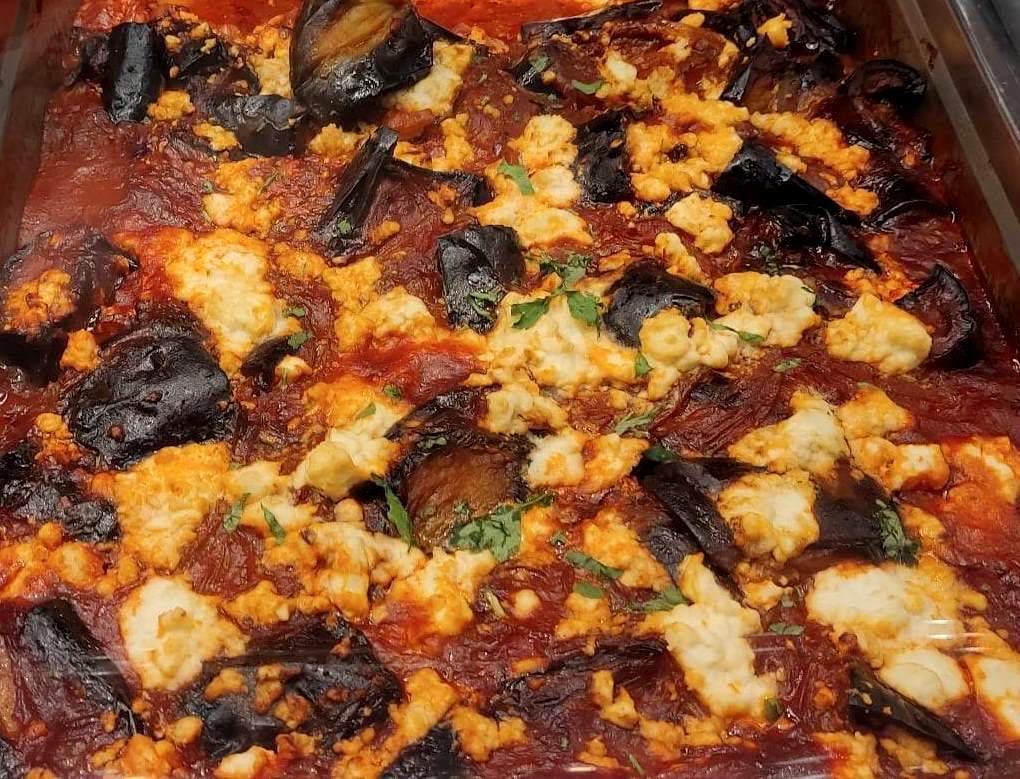 melitzanesTiri Μελιτζάνες με φέτα και σάλτσα ντομάτας στο φούρνο