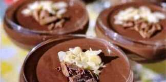 Οκτώ μικρά γυάλινα μπολάκια γεμάτα με σκούρα, αφράτη μους σοκολάτας, καλυμμένα με λευκή σαντιγί και πασπαλισμένα με τριμμένη σοκολάτα.