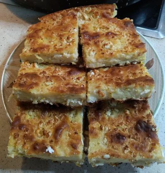 mpatzina Κομμάτια Μπατζίνα σε πιάτο, που αναδεικνύει την υφή του χυλού με τα κολοκυθάκια και τα τυριά