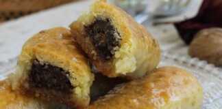 Σιροπιαστά γεμιστά κουλούρια με σχέδιο τριφτή, σερβιρισμένα με σιρόπι σοκολάτας.