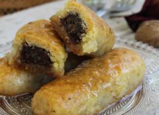 Σιροπιαστά γεμιστά κουλούρια με σχέδιο τριφτή, σερβιρισμένα με σιρόπι σοκολάτας.