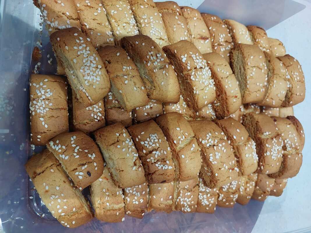 paksimadiaPortokali Τραγανά παξιμάδια με πορτοκάλι και σουσάμι, σερβιρισμένα σε πιατέλα.