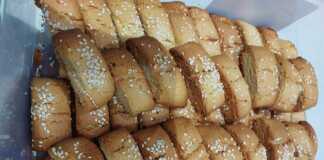 Τραγανά παξιμάδια με πορτοκάλι και σουσάμι, σερβιρισμένα σε πιατέλα.