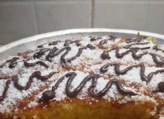 Κομμάτια ζουμερού ραβανί με ινδοκάρυδο, γαρνιρισμένα με σοκολατένιο γλάσο και τριμμένο ινδοκάρυδο.