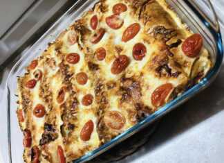 Ταψί με ρολαρισμένες αραβικές πίτες περιχυμένες με κρέμα γάλακτος και λιωμένα τυριά γαρνιρισμένες με ψητά ντοματίνια