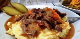 Σπιτικό Μοσχαράκι “γκούλας” με πουρέ Μοσχαράκι "γκούλας" με πουρέ