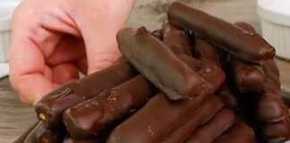 Τα τελικά **Μπαστουνάκια Σοκολάτας** σε πιατέλα, με πλούσια επικάλυψη