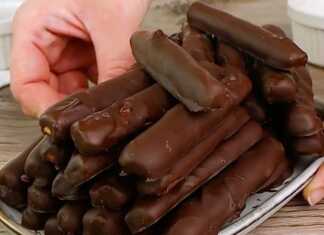 Τα τελικά **Μπαστουνάκια Σοκολάτας** σε πιατέλα, με πλούσια επικάλυψη