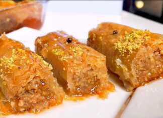 Ένα ολόκληρο ταψί με Νηστίσιμα ΤαχινοΜπακλαβαδάκια, σιροπιασμένα και διακοσμημένα με τριμμένο φιστίκι Αιγίνης, έτοιμα για σερβίρισμα