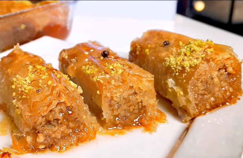 taxinompaklavadakia Ένα ολόκληρο ταψί με Νηστίσιμα ΤαχινοΜπακλαβαδάκια, σιροπιασμένα και διακοσμημένα με τριμμένο φιστίκι Αιγίνης, έτοιμα για σερβίρισμα