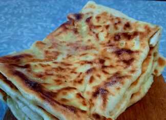 Χρυσαφένια τετράγωνα τυροπιτάρια στο τηγάνι με λιωμένο βούτυρο και γέμιση τυριού