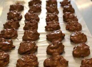 Βραχάκια από ακανόνιστα σοκολατένια κομμάτια με καραμελωμένους ξηρούς καρπούς πάνω σε λαδόκολλα.