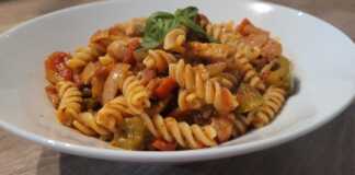 Ζυμαρικά με κοτόπουλο και μπέικον πικάντικο σκόρδο κρεμμύδια, πιπεριές και παρμεζανα  Υλικά συνταγής 400 γρ. ζυμαρικα βίδες 5 φέτες μπέικον 1 στήθος φιλέτο κοτόπουλου, 450-500 γρ. περίπου, κομμένο σε λεπτά κομμάτια αλάτι πιπέρι 2 ½ κ.γ. ανάμικτα αποξηραμένα μυρωδικά, ρίγανη, θυμάρι, βασιλικό, δεντρολίβανο, φασκόμηλο, ματζουράνα (ή ότι εχετε απ αυτά) 1 ½ κ.γ. καπνιστή πάπρικα ½ κ.γ. νιφάδες καυτερής πιπεριάς 4-5 μικρές ώριμες ντομάτες κομμένες σε μικρούς κύβους 1 πρασινη και 1 κόκκινη πιπερια 1 κρεμμυδι ψιλοκομμένο 150 γρ παρμεζάνα 4 σκελίδες σκόρδο, πολτοποημένες Εκτέλεση συνταγής Βάζετε τις βιδες να βράσουν σε μπόλικο αλατισμένο, κοχλαστό νερό, αλ τέντε σύμφωνα με τις οδηγίες της συσκευασίας. Εν τω μεταξύ φτιάχνετε το κοτόπουλο. Σε μια ρηχή, φαρδιά κατσαρόλα, σε μέτρια φωτιά, σοτάρετε τις φέτες μπέικον, χωρίς λιπαντική ουσία, μέχρι να γίνουν τραγανές. Τις βγάζετε από τη κατσαρόλα, τις μεταφέρετε σε πιάτο στρωμένο με χαρτί κουζίνας. Μόλις κρυώσουν τις κόβετε σε λεπτές φέτες. Στραγγίζετε το λίπος που έμεινε από το μπέικον στη κατσαρόλα και ξαναρίχνετε στο ίδιο τηγάνι 2-3 κ.σ. από το λίπος (ή αντί για λίπος ρίχνετε ελαιόλαδο στην ίδια κατσαρόλα). Μόλις ζεσταθεί βάζετε τα κομμάτια κοτόπουλου. Τα αλατοπιπερώνετε τα πασπαλίζετε με λίγα από τα αποξηραμένα μπαχαρικά, τη πάπρικα και τις νιφάδες τσίλι και τα τηγανίζετε, σε παρτίδες, μέχρι να ροδίσουν και ψηθούν και από τις 2 πλευρές, ώστε να μην έχουν ροζ χρώμα στο κέντρο τους. Μη τα παραψήσετε και χάσουν του χυμούς τους. Τα μεταφέρετε σε μπολ και το αφήνετε στην άκρη. Στην ίδια κατσαρόλα προσθέτετε το κρεμμύδι,πιπεριες, τις ψιλοκομμένες ντομάτες και τα υπόλοιπα αποξηραμένα μυρωδικά και ανακατεύετε διαρκώς μέχρι να μαλακώσουν καλά. Προσθέτετε μετα το σκόρδο και σοτάρετε για 1/2 λ επιπλέον. Ρίχνετε 200-300 γρ νερό απο τα ζυμαρικα χαμηλώνετε τη φωτιά από μέτρια σε χαμηλή και αφήνετε να σιγοβράσουν μέχρι να αρχίσει να πήξει η σάλτσα (μπορει να ρίξετε και λιγο κορν φλαουερ να την πηξετε πιο γρηγορα). Στη συνέχεια προσθέτετε τη τριμμένη παρμεζάνα και ανακατεύετε απαλά μέχρι να λιώσει το τυρί. Ρίχνετε, μέσα στη σάλτσα, τα σουρωμένες πέννες, το σοταρισμένο κοτόπουλο και το μπέικον και συνεχίζετε το ανακάτεμα μέχρι να καλυφθούν καλά από τη σάλτσα. Αποσύρετε το φαγητό σας από τη φωτιά το αφήνετε στην άκρη για 5 λ να απορροφηθεί η σάλτσα από τα ζυμαρικά και το κοτόπουλο και στη συνέχεια το σερβίρετε πασπαλίζοντάς το, προαιρετικά, με νιφάδες τσίλι ή τριμμένη παρμεζάνα. Καλή Απόλαυση