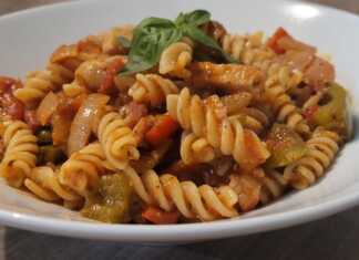 Ζυμαρικά με κοτόπουλο και μπέικον πικάντικο σκόρδο κρεμμύδια, πιπεριές και παρμεζανα  Υλικά συνταγής 400 γρ. ζυμαρικα βίδες 5 φέτες μπέικον 1 στήθος φιλέτο κοτόπουλου, 450-500 γρ. περίπου, κομμένο σε λεπτά κομμάτια αλάτι πιπέρι 2 ½ κ.γ. ανάμικτα αποξηραμένα μυρωδικά, ρίγανη, θυμάρι, βασιλικό, δεντρολίβανο, φασκόμηλο, ματζουράνα (ή ότι εχετε απ αυτά) 1 ½ κ.γ. καπνιστή πάπρικα ½ κ.γ. νιφάδες καυτερής πιπεριάς 4-5 μικρές ώριμες ντομάτες κομμένες σε μικρούς κύβους 1 πρασινη και 1 κόκκινη πιπερια 1 κρεμμυδι ψιλοκομμένο 150 γρ παρμεζάνα 4 σκελίδες σκόρδο, πολτοποημένες Εκτέλεση συνταγής Βάζετε τις βιδες να βράσουν σε μπόλικο αλατισμένο, κοχλαστό νερό, αλ τέντε σύμφωνα με τις οδηγίες της συσκευασίας. Εν τω μεταξύ φτιάχνετε το κοτόπουλο. Σε μια ρηχή, φαρδιά κατσαρόλα, σε μέτρια φωτιά, σοτάρετε τις φέτες μπέικον, χωρίς λιπαντική ουσία, μέχρι να γίνουν τραγανές. Τις βγάζετε από τη κατσαρόλα, τις μεταφέρετε σε πιάτο στρωμένο με χαρτί κουζίνας. Μόλις κρυώσουν τις κόβετε σε λεπτές φέτες. Στραγγίζετε το λίπος που έμεινε από το μπέικον στη κατσαρόλα και ξαναρίχνετε στο ίδιο τηγάνι 2-3 κ.σ. από το λίπος (ή αντί για λίπος ρίχνετε ελαιόλαδο στην ίδια κατσαρόλα). Μόλις ζεσταθεί βάζετε τα κομμάτια κοτόπουλου. Τα αλατοπιπερώνετε τα πασπαλίζετε με λίγα από τα αποξηραμένα μπαχαρικά, τη πάπρικα και τις νιφάδες τσίλι και τα τηγανίζετε, σε παρτίδες, μέχρι να ροδίσουν και ψηθούν και από τις 2 πλευρές, ώστε να μην έχουν ροζ χρώμα στο κέντρο τους. Μη τα παραψήσετε και χάσουν του χυμούς τους. Τα μεταφέρετε σε μπολ και το αφήνετε στην άκρη. Στην ίδια κατσαρόλα προσθέτετε το κρεμμύδι,πιπεριες, τις ψιλοκομμένες ντομάτες και τα υπόλοιπα αποξηραμένα μυρωδικά και ανακατεύετε διαρκώς μέχρι να μαλακώσουν καλά. Προσθέτετε μετα το σκόρδο και σοτάρετε για 1/2 λ επιπλέον. Ρίχνετε 200-300 γρ νερό απο τα ζυμαρικα χαμηλώνετε τη φωτιά από μέτρια σε χαμηλή και αφήνετε να σιγοβράσουν μέχρι να αρχίσει να πήξει η σάλτσα (μπορει να ρίξετε και λιγο κορν φλαουερ να την πηξετε πιο γρηγορα). Στη συνέχεια προσθέτετε τη τριμμένη παρμεζάνα και ανακατεύετε απαλά μέχρι να λιώσει το τυρί. Ρίχνετε, μέσα στη σάλτσα, τα σουρωμένες πέννες, το σοταρισμένο κοτόπουλο και το μπέικον και συνεχίζετε το ανακάτεμα μέχρι να καλυφθούν καλά από τη σάλτσα. Αποσύρετε το φαγητό σας από τη φωτιά το αφήνετε στην άκρη για 5 λ να απορροφηθεί η σάλτσα από τα ζυμαρικά και το κοτόπουλο και στη συνέχεια το σερβίρετε πασπαλίζοντάς το, προαιρετικά, με νιφάδες τσίλι ή τριμμένη παρμεζάνα. Καλή Απόλαυση