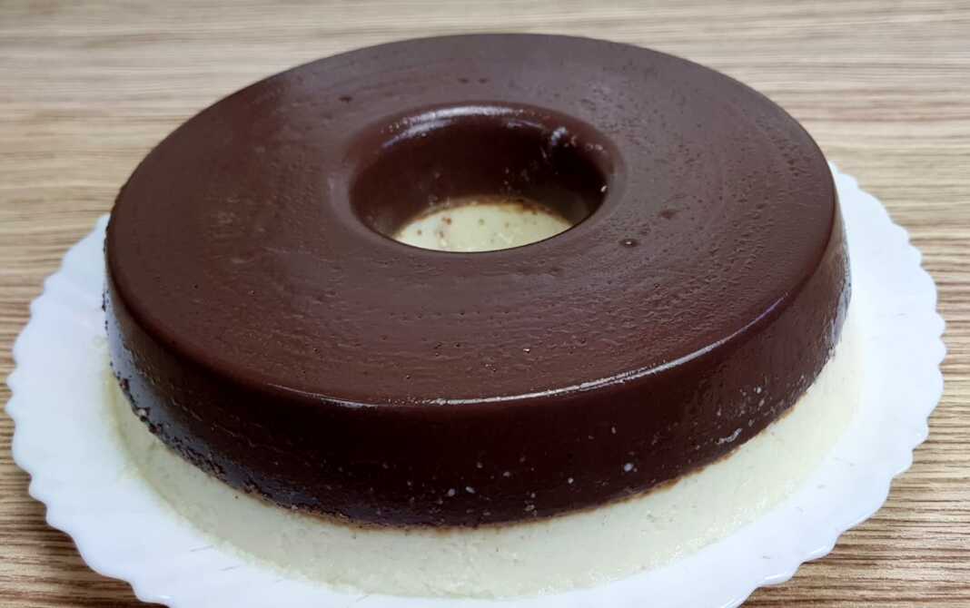 Μία ολόκληρη Κρέμα-πουτίγκα χωρίς φούρνο, με δύο στρώσεις, σοκολάτας και καρύδας