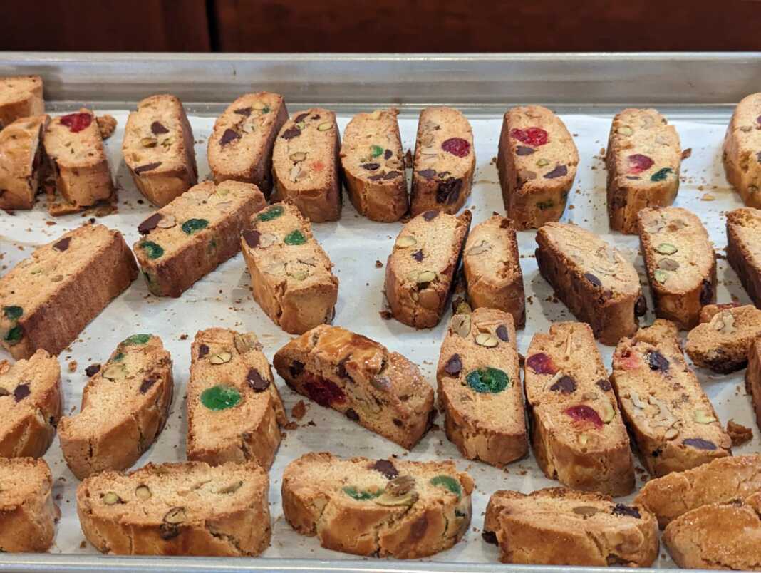 Παξιμάδια με ανάμεικτους ξηρούς καρπούς και κεράσι