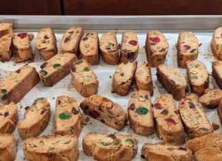 Παξιμάδια με ανάμεικτους ξηρούς καρπούς και κεράσι