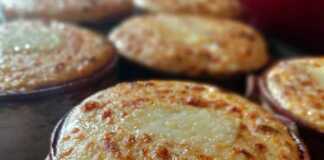 Ατομικός μουσακάς σε πήλινο.