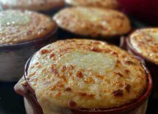 Ατομικός μουσακάς σε πήλινο.