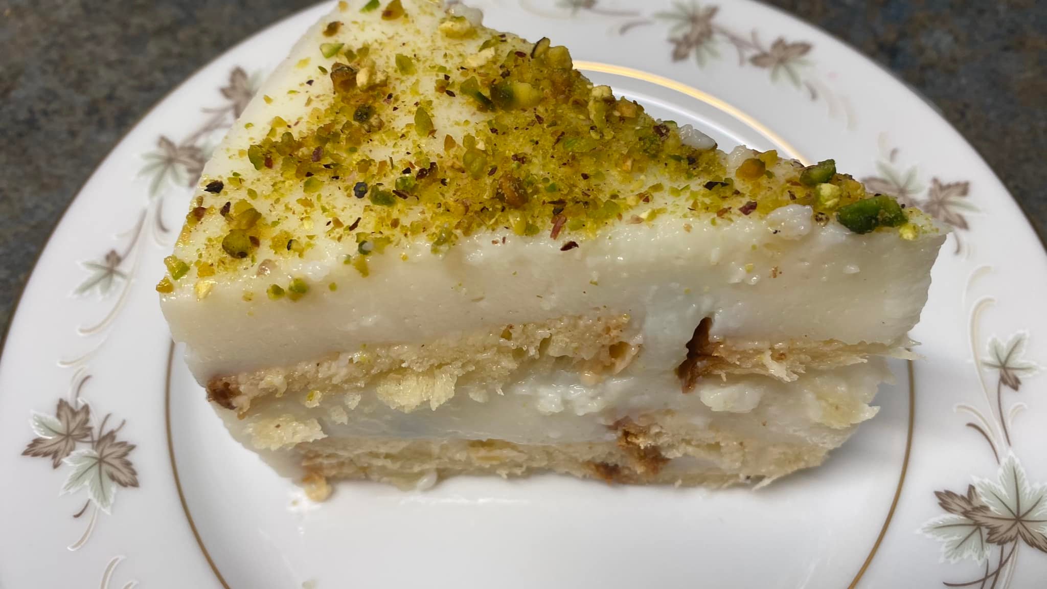 Κέικ με τσουρέκι και κρέμα