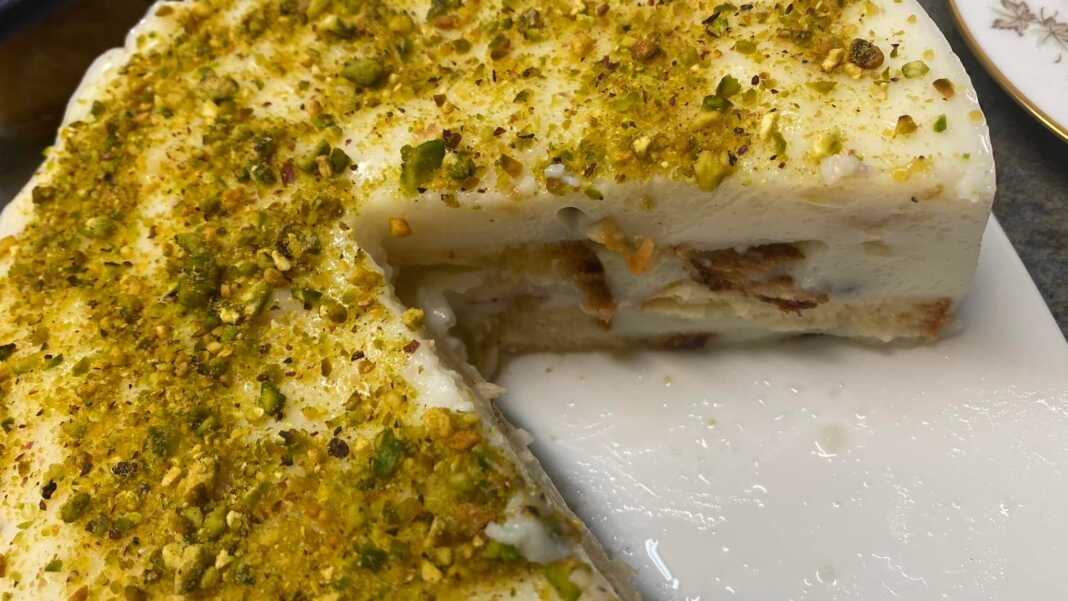 Κέικ με τσουρέκι και κρέμα