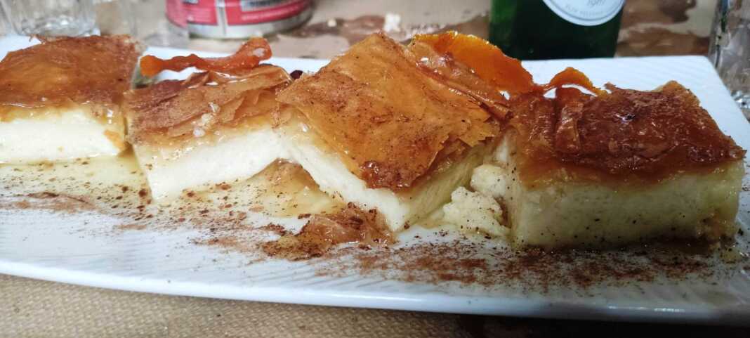 Χρυσαφένιο γαλακτομπούρεκο με τραγανά φύλλα κρούστας και λαχταριστό σιρόπι κανέλας.