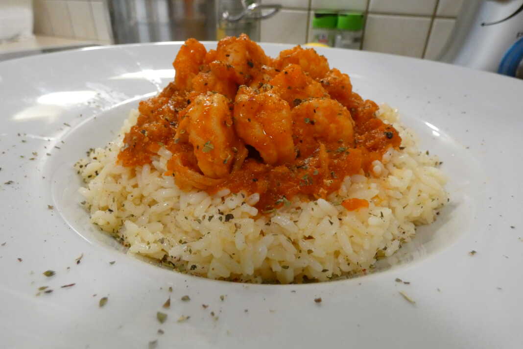 Πικάντικη κόκκινη σάλτσα γαρίδας με πιλάφι