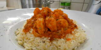Πικάντικη κόκκινη σάλτσα γαρίδας με πιλάφι