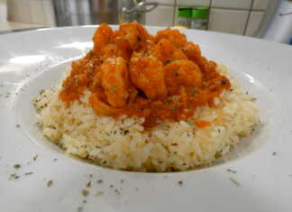 Πικάντικη κόκκινη σάλτσα γαρίδας με πιλάφι