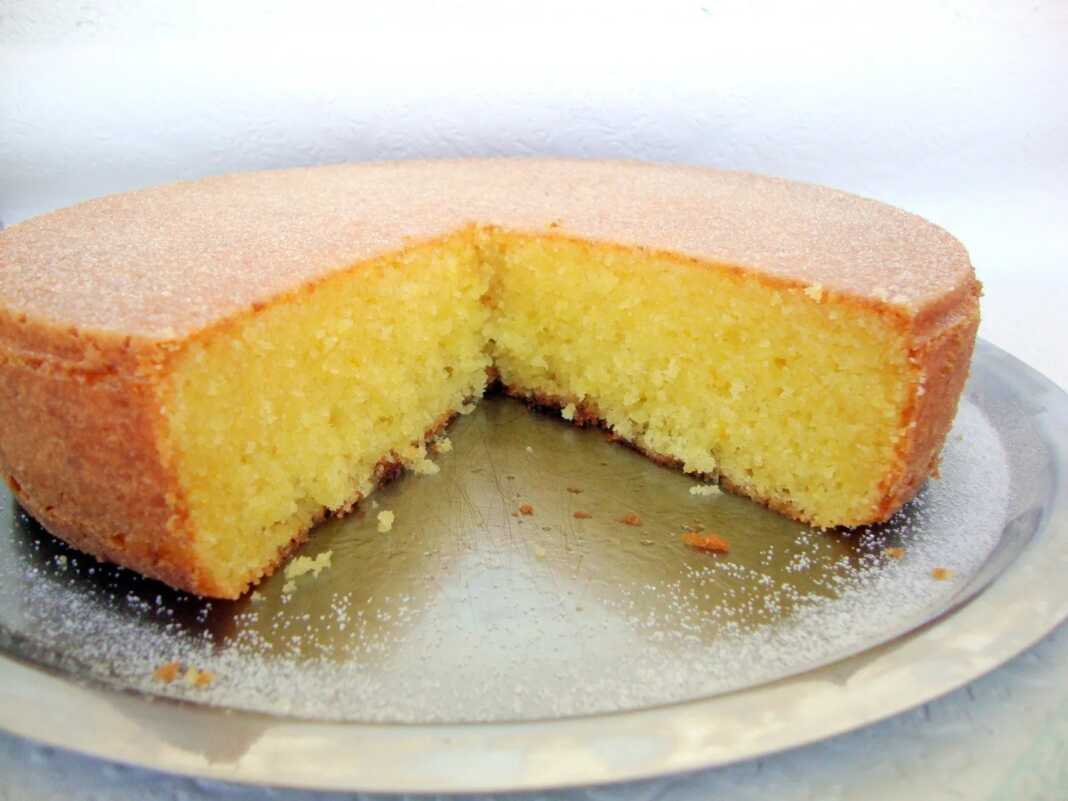 Αφράτη γιαουρτόπιτα περιχυμένη με γλάσο λεμονιού και πασπαλισμένη με παπαρουνόσπορο.