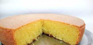 Αφράτη γιαουρτόπιτα περιχυμένη με γλάσο λεμονιού και πασπαλισμένη με παπαρουνόσπορο.