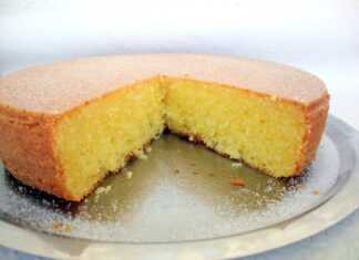 Αφράτη γιαουρτόπιτα περιχυμένη με γλάσο λεμονιού και πασπαλισμένη με παπαρουνόσπορο.