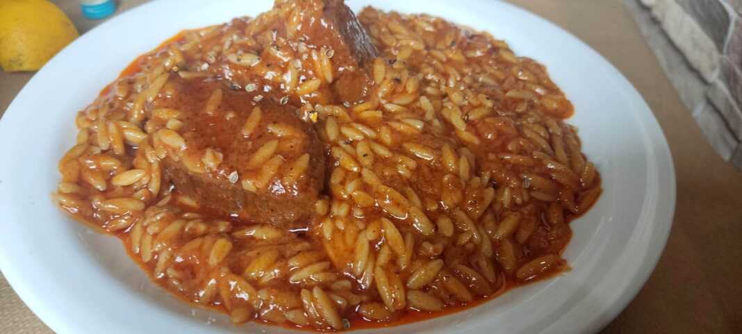 Πιάτο με παραδοσιακό Γιουβέτσι με Μοσχάρι, τριμμένο κεφαλοτύρι και μελωμένο κριθαράκι.