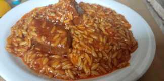 Πιάτο με παραδοσιακό Γιουβέτσι με Μοσχάρι, τριμμένο κεφαλοτύρι και μελωμένο κριθαράκι.