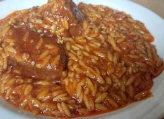 Πιάτο με παραδοσιακό Γιουβέτσι με Μοσχάρι, τριμμένο κεφαλοτύρι και μελωμένο κριθαράκι.