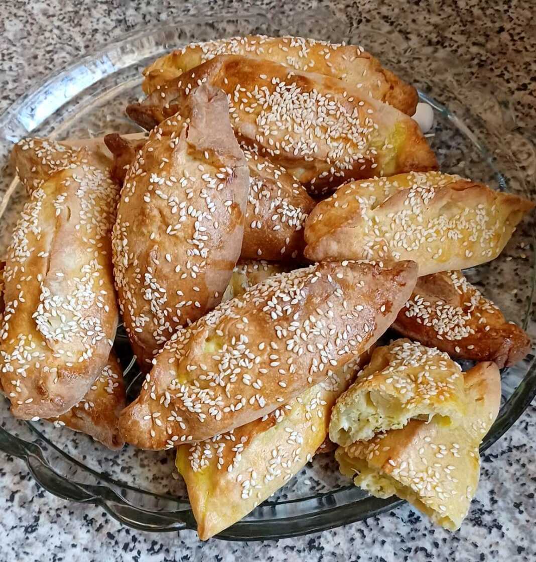 Χαλουμόπιτες με ζύμη κούρου