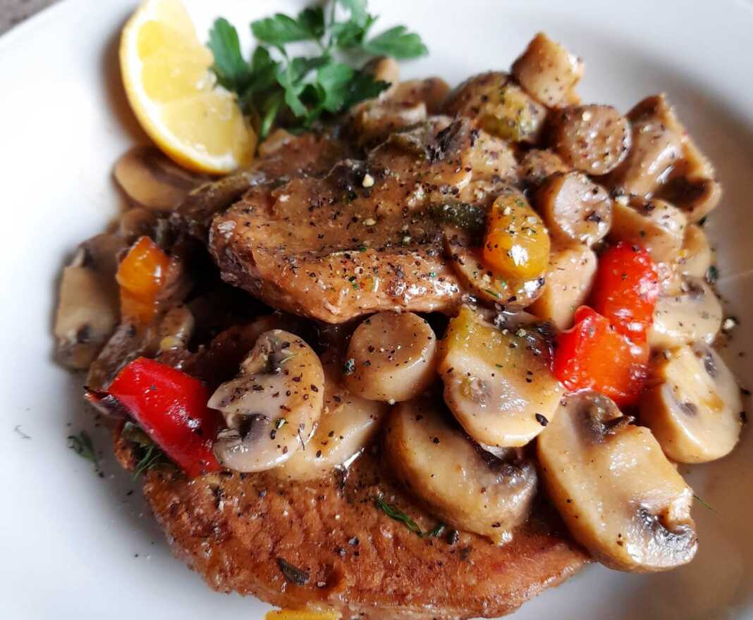 hoirinesTiganiManitatia Τηγανητές μπριζόλες με μανιτάρια.