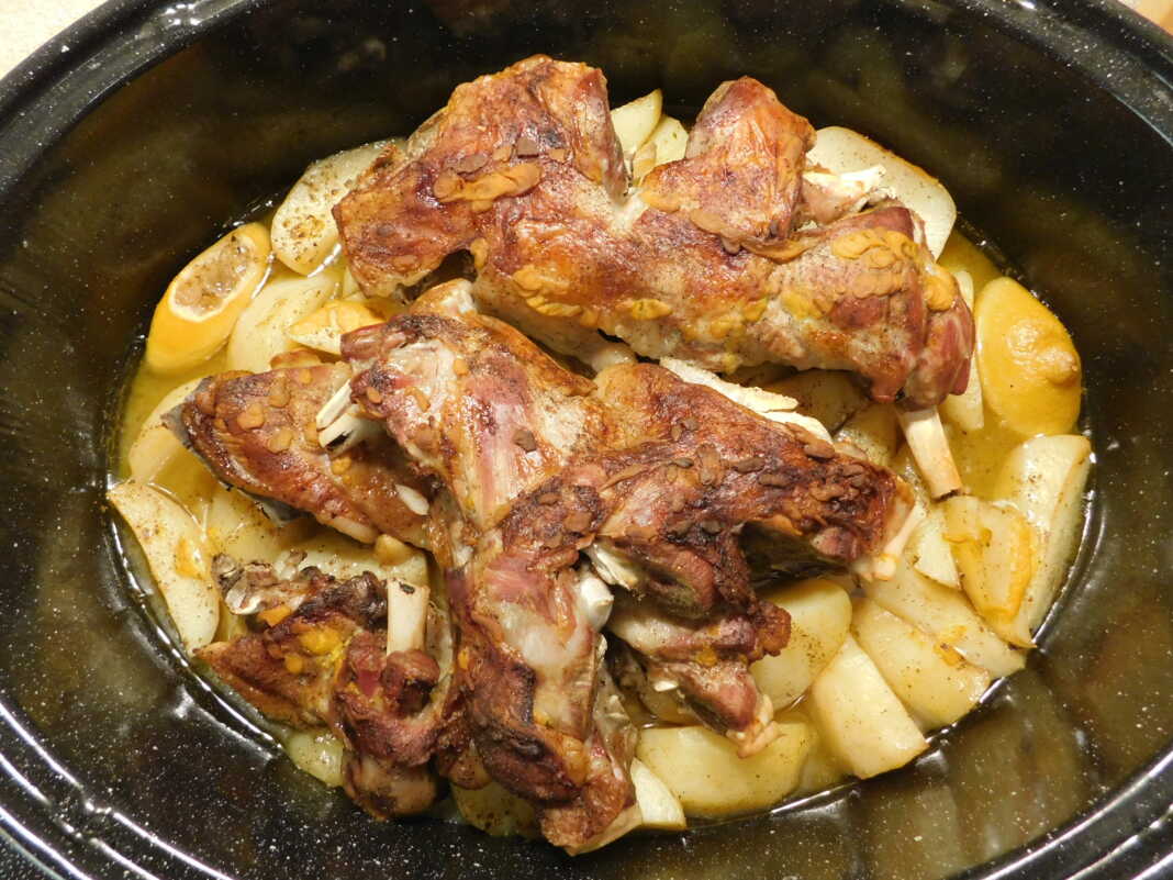 Κατσικάκι λεμονάτο με πατάτες στη γάστρα