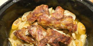 Κατσικάκι λεμονάτο με πατάτες στη γάστρα