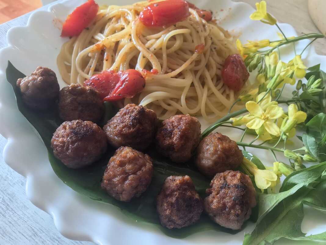 Κεφτεδάκια με ζυμαρικά και ντοματίνια