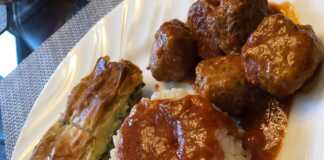 Κεφτεδάκια σε σάλτσα ντομάτας με ρύζι