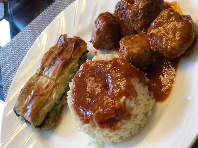 keftedakiaRizi Κεφτεδάκια σε σάλτσα ντομάτας με ρύζι