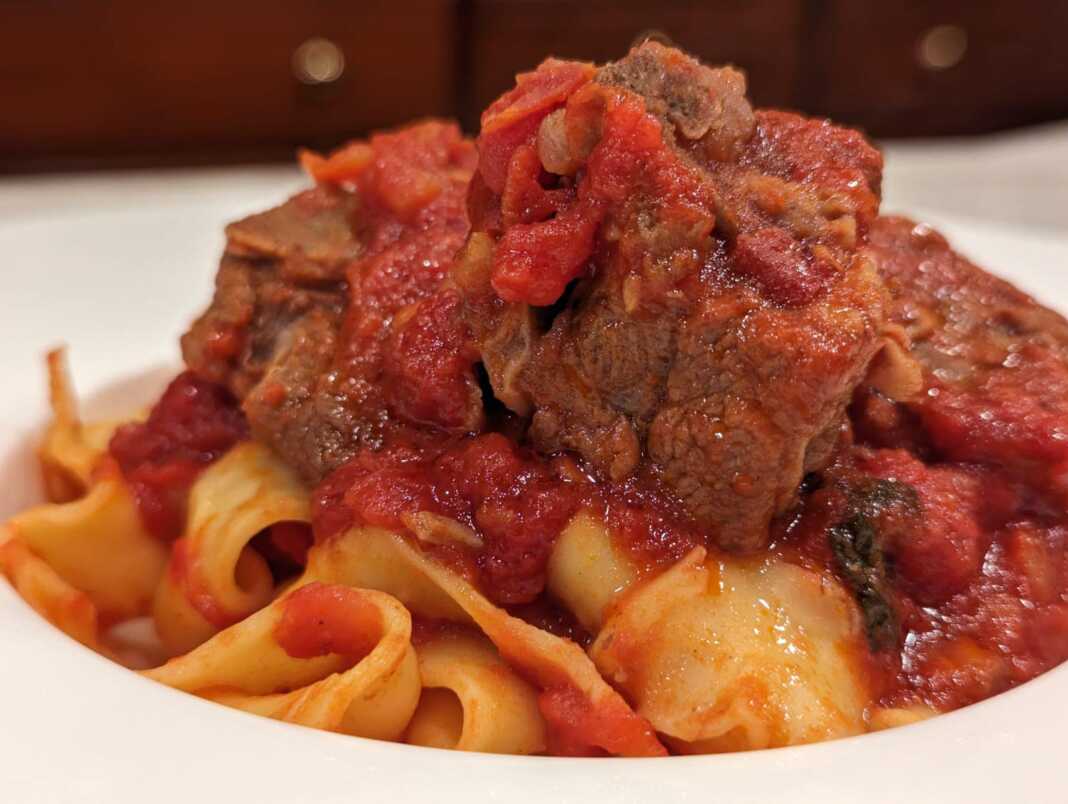 kokinisto Arni me papardeles Κοκκινιστό αρνί ή κατσίκι με παπαρδέλες