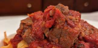 Κοκκινιστό αρνί ή κατσίκι με παπαρδέλες